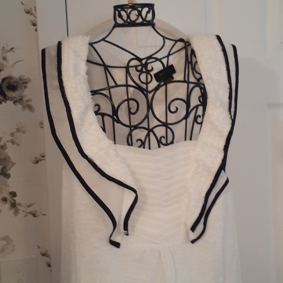 Top - Picture 2 of 3